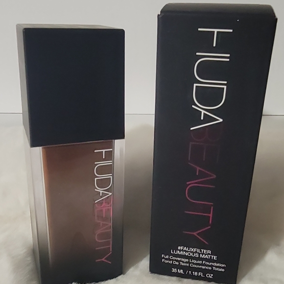 HUDA BEAUTY Other - HUDA BEAUTY FauxFilter Foundation - Ganache 560R